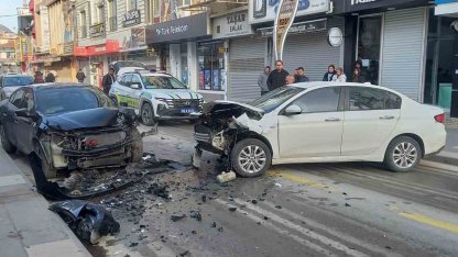 Otomobiller kafa kafaya çarpıştı, 1 yaralı