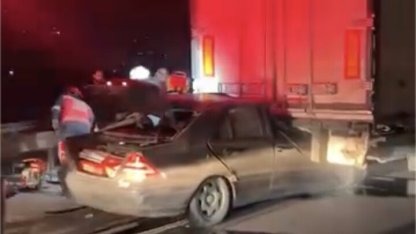 Otoyolda kontrolden çıkan otomobil, tıra arkadan çarptı: 1 yaralı