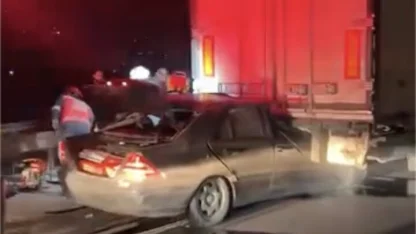 Otoyolda kontrolden çıkan otomobil, tıra arkadan çarptı: 1 yaralı