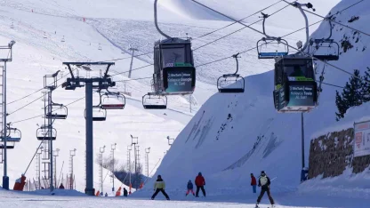 Palandöken’de kayak keyfi sürüyor