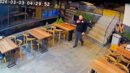 Park ettiği otomobil bir anda geri kaçtı, direğe çarparak durabildi