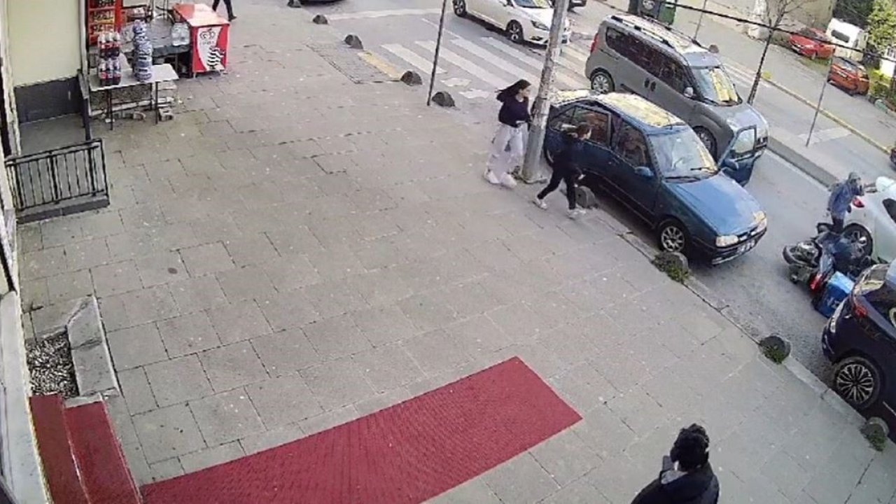 Park halindeki aracın kapısını açtı, motosikletli kurye çarptı