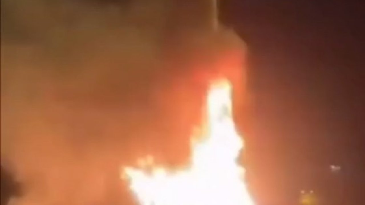 Park halindeki minibüs alevlere teslim oldu