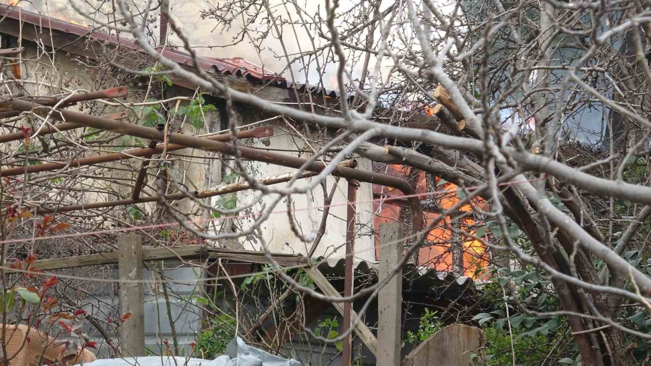 Pendik’te tek katlı ev alevlere teslim oldu