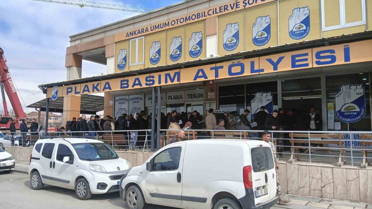 Plakasının yazı sitili standartlara aykırı olan sürücüler ceza yememek için plaka basım atölyesinde uzun kuyruklar oluşturdu