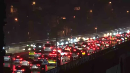 Ramazan Bayramı’nın ikinci gününde gece saatlerinde köprü trafiği devam ediyor