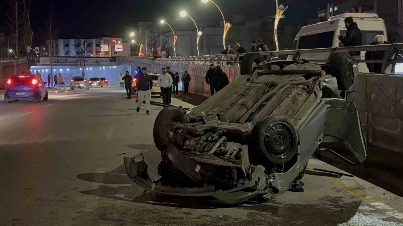 Refüjdeki direğe çarparak karşı şeride geçen otomobil takla attı: 2 yaralı