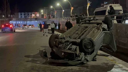 Refüjdeki direğe çarparak karşı şeride geçen otomobil takla attı: 2 yaralı