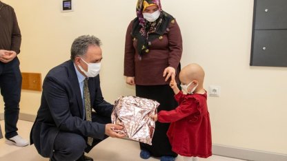 Rektör Akpolat, Onkoloji Hastanesi’ndeki minik hastaları hediyelerle sevindirdi