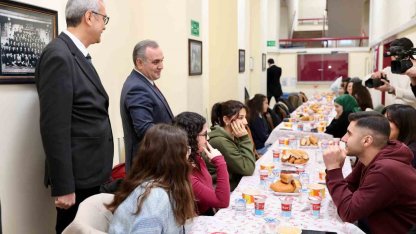 Rektör Prof. Dr. Altun, Eczacılık Fakültesi öğrencileri ile iftar yaptı