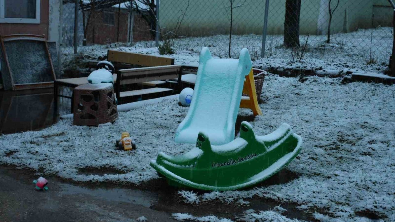 Sakarya merkezde yağmur, yaylada kar: Yüksek kesimler bayrama beyaz örtü ile girdi