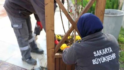 Sakarya’da caddeler, parklar ve camiler bayrama hazır hale geldi
