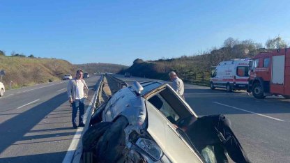Sakarya’da kontrolden çıkan otomobildeki 2 kişi yaralandı