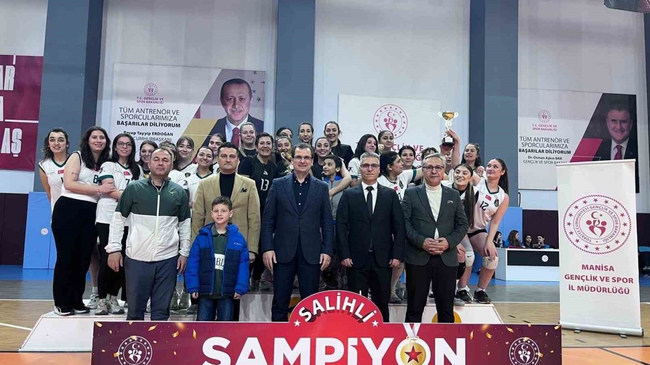 Salihli’de Kadınlar Günü’ne özel voleybol turnuvası büyük heyecana sahne oldu
