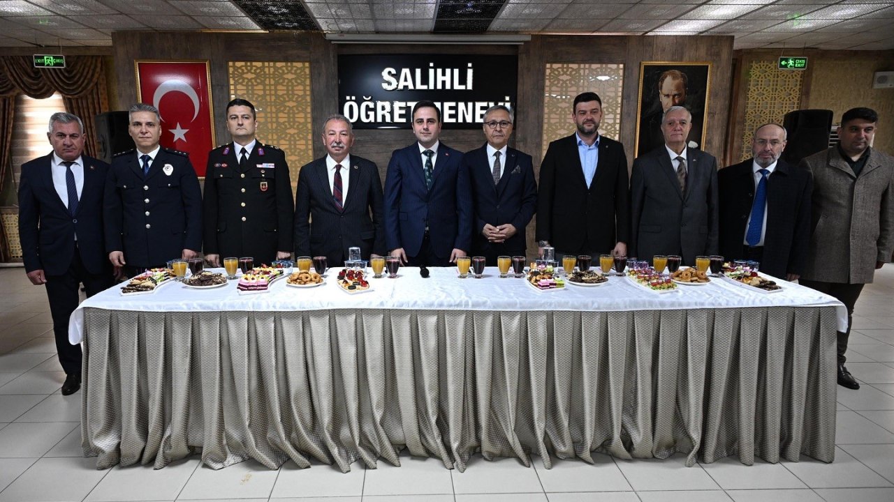 Salihli’de protokol ve vatandaşlar bayramlaştı