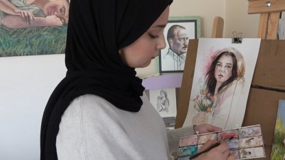 Savaşın içinden doğan sanatçı: Kadınların hikayesini tuvale yansıtıyor