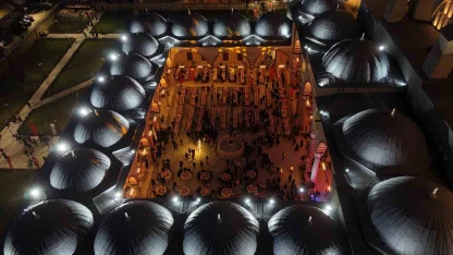 Selimiye’nin gölgesinde binlerce kişi iftarda buluştu