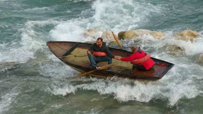 Seyhan Nehri’nde can pazarı: Ele ele tutuşup yardım beklediler