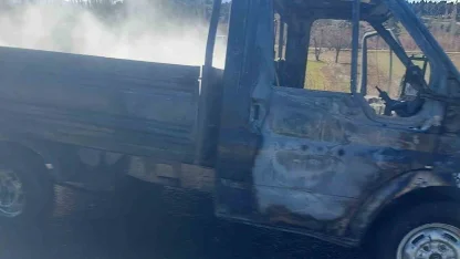 Seyir halindeki kamyonet alev alev yandı