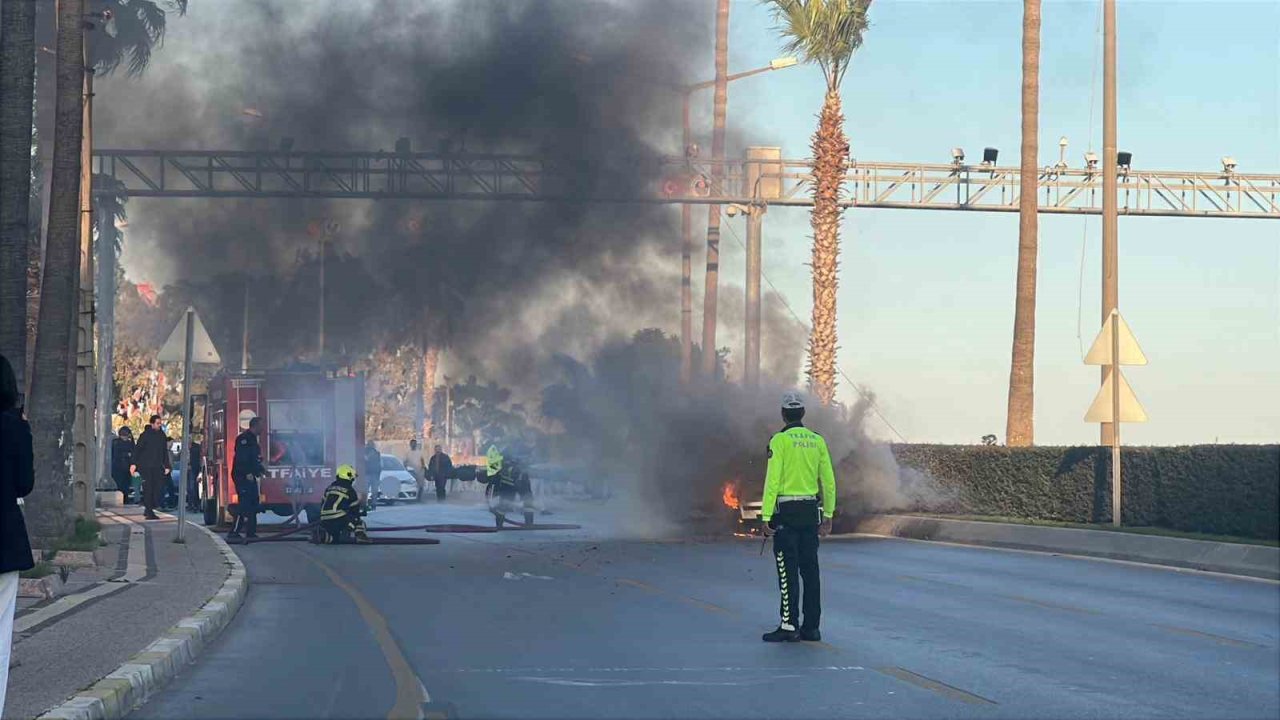 Seyir halindeki otomobil alev alev yandı: 2 kişi son anda kurtuldu