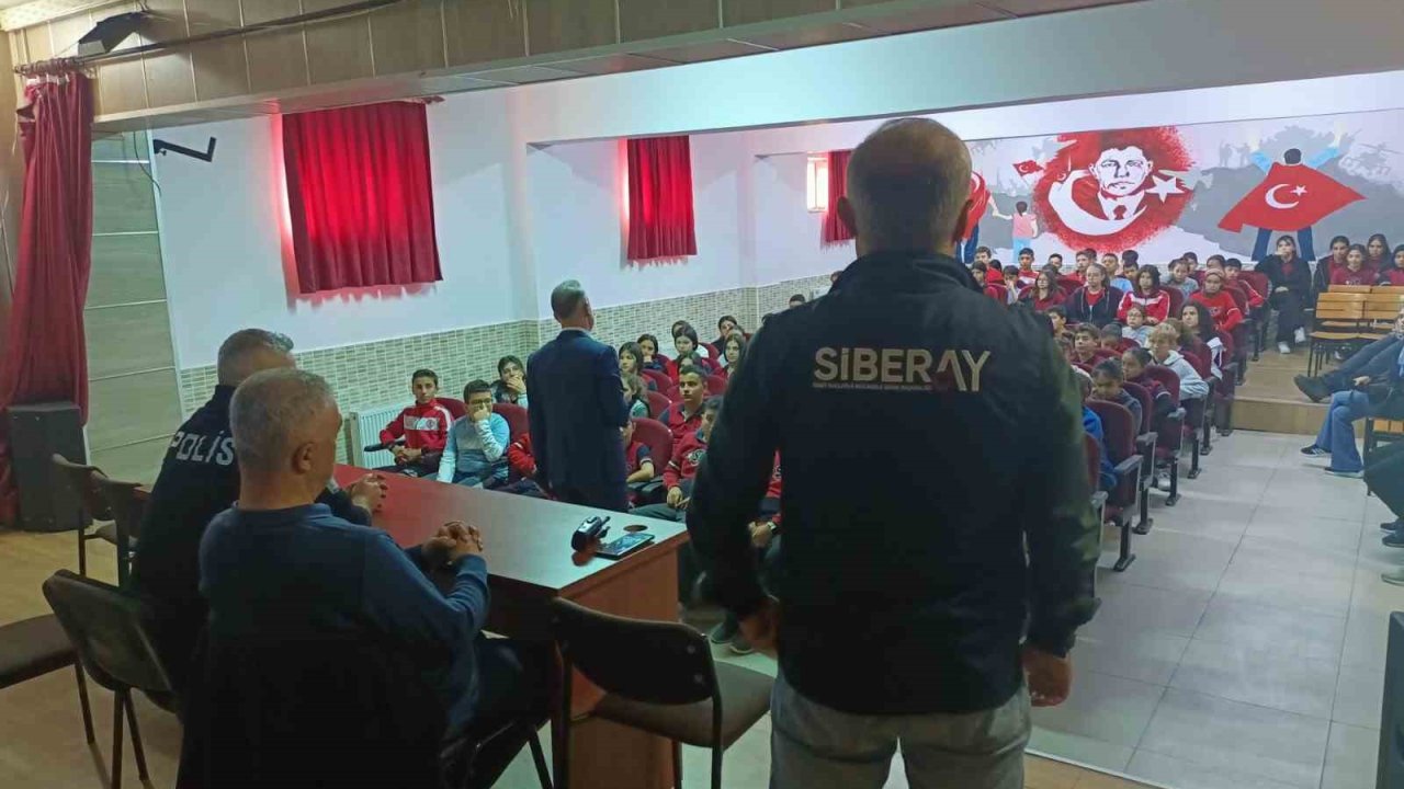Siber polisi öğrencileri sanal dünyadaki risk ve tehditler hakkında bilgilendiriyor