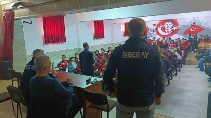 Siber polisi öğrencileri sanal dünyadaki risk ve tehditler hakkında bilgilendiriyor