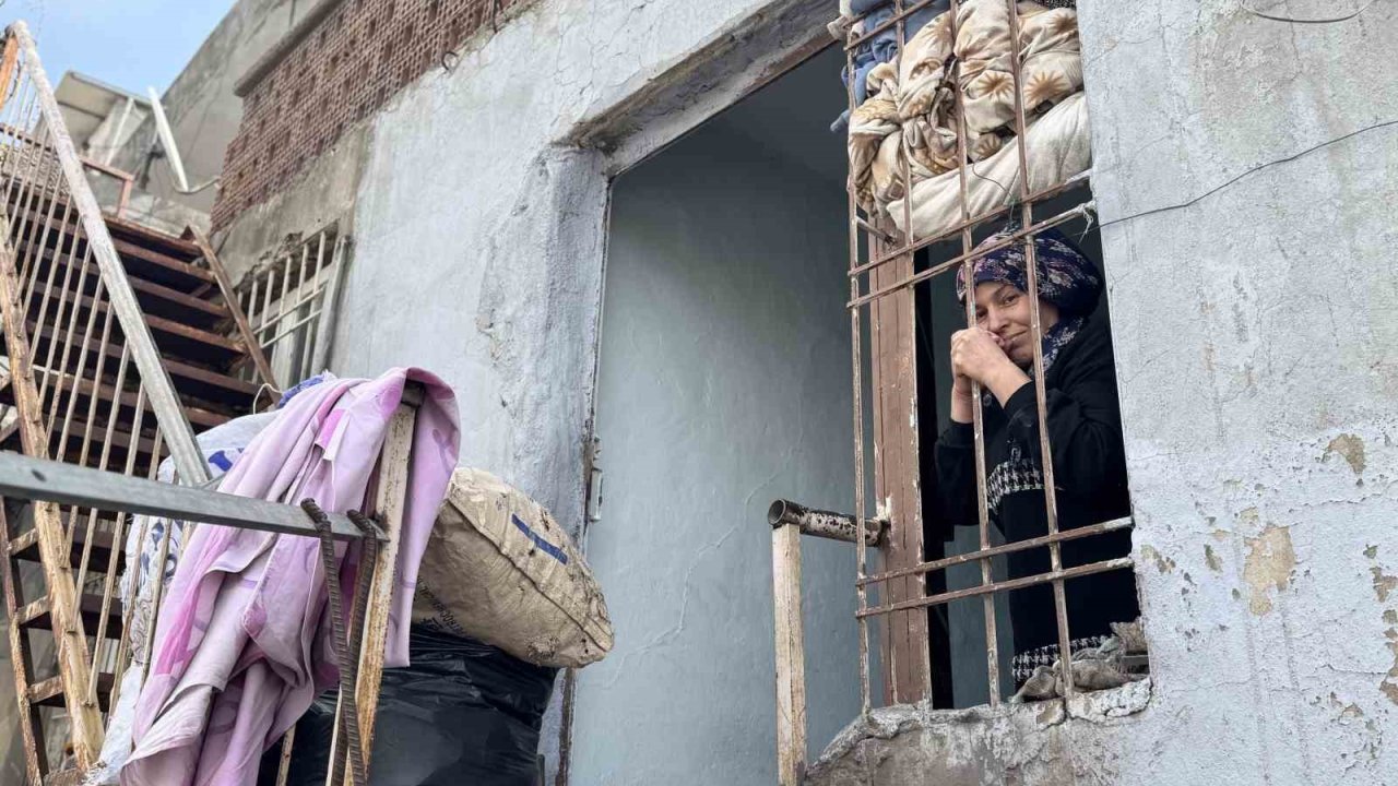 Şiddet ve kuma gerçeğine rağmen 4 çocuğu için mücadele ediyor