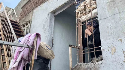 Şiddet ve kuma gerçeğine rağmen 4 çocuğu için mücadele ediyor