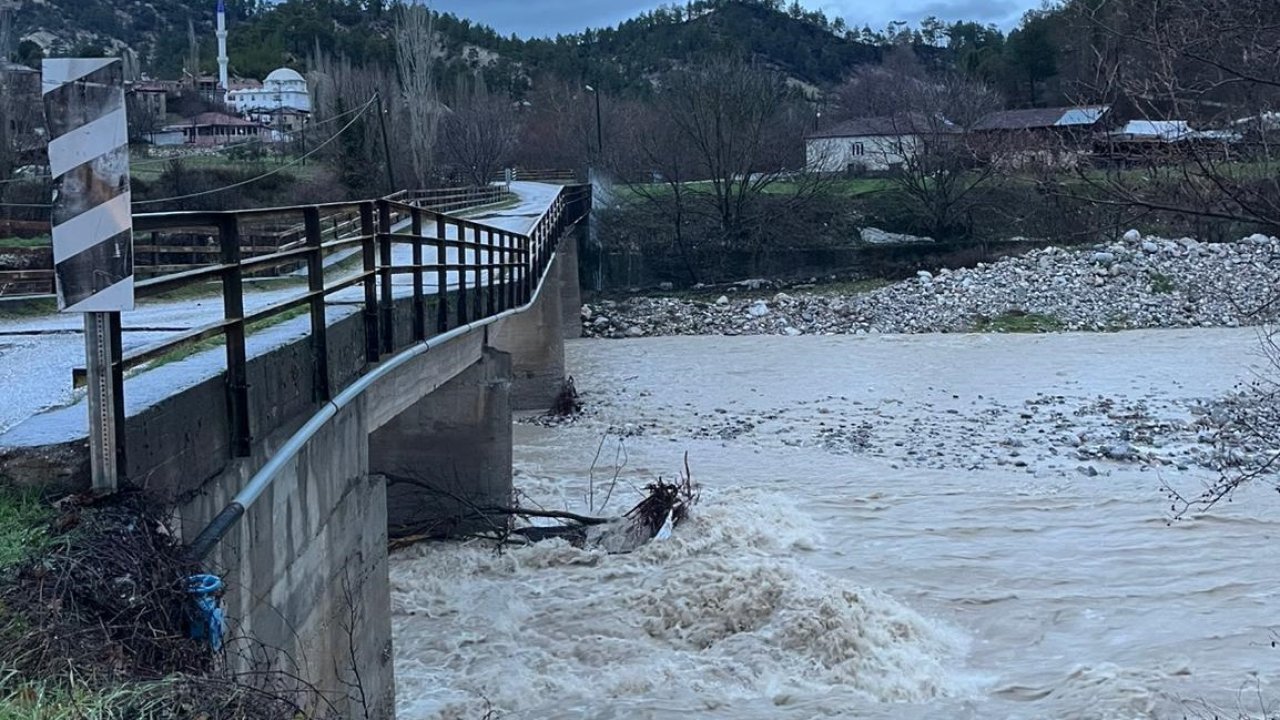 Şiddetli yağışların kullanılamaz hale getirdiği Sarıkavak Köprüsü 110 milyona yeniden yapılacak