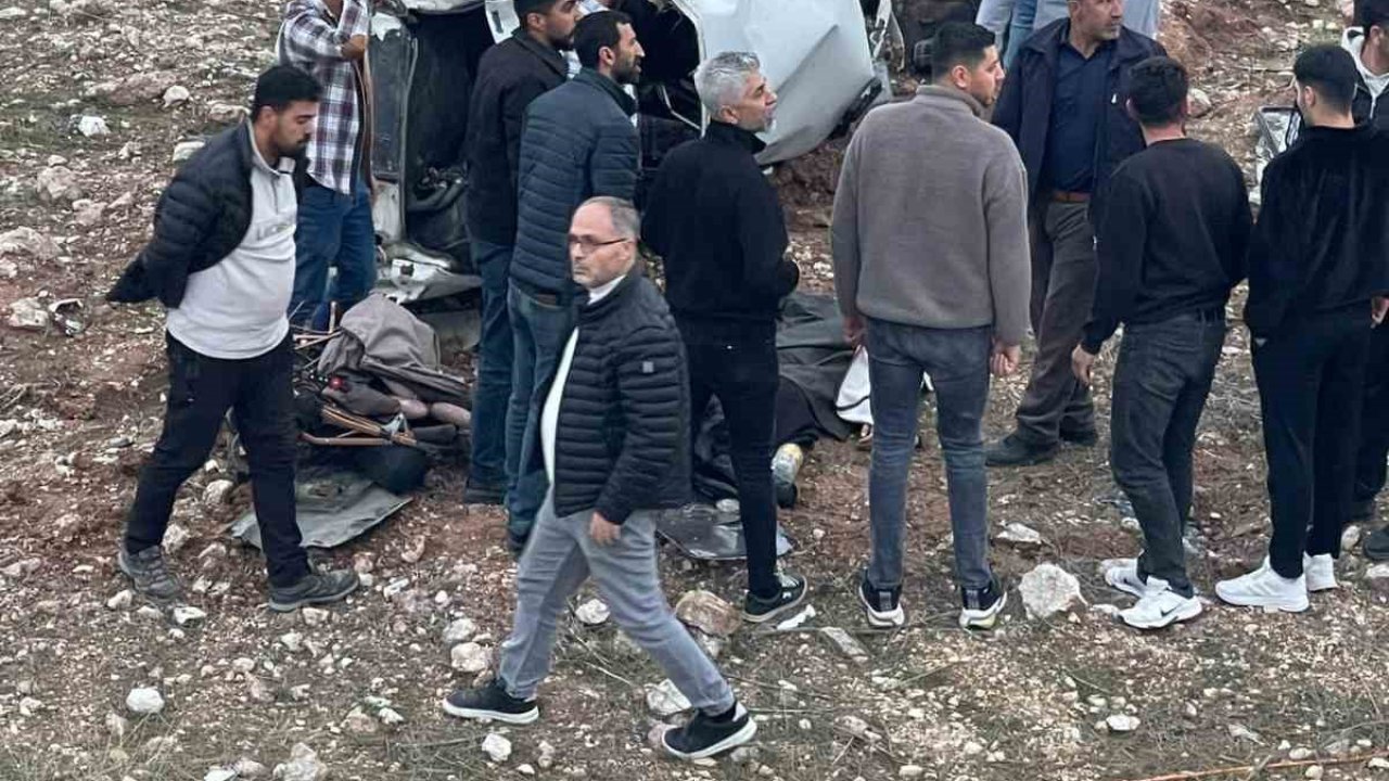 Siirt’te devrilen otomobil hurdaya döndü: 3 ağır yaralı