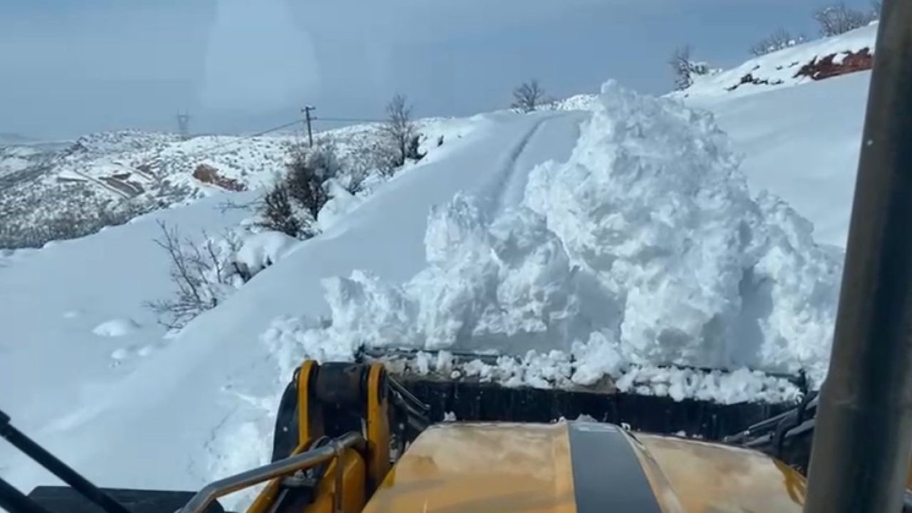 Siirt’te kardan kapanan 120 köy yolunun 105’i açıldı