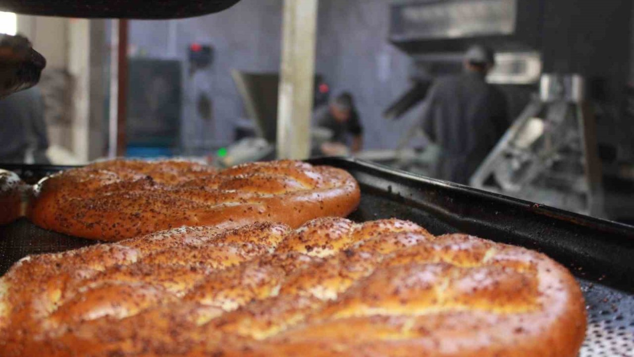 Siirt’te öğrenciler Ramazan’da günlük 7 bin ekmek çıkarıyor