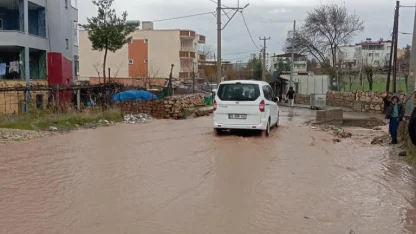 Siirt’te sağanak yağış hayatı olumsuz etkiledi