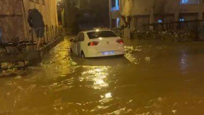 Siirt’te sağanakta göle dönen yollarda araçlar mahsur kaldı