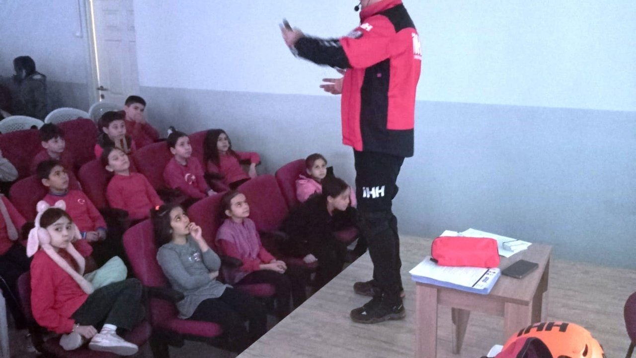 Simav’da öğretmen ve öğrencilere Okul Afet Farkındalık eğitimi verildi