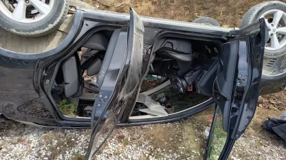 Sinop’ta kontrolden çıkan araç takla attı