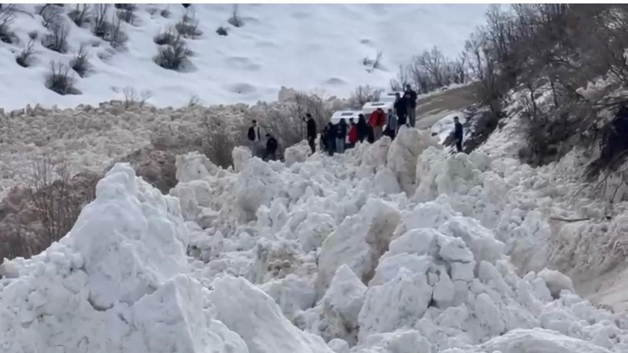Şırnak’ta facianın eşiğinden dönüldü: Öğrencileri taşıyan servis çığ altında kalmaktan son anda kurtuldu