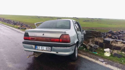 Siverek’te otomobil köprü duvarına çarptı: 5 yaralı