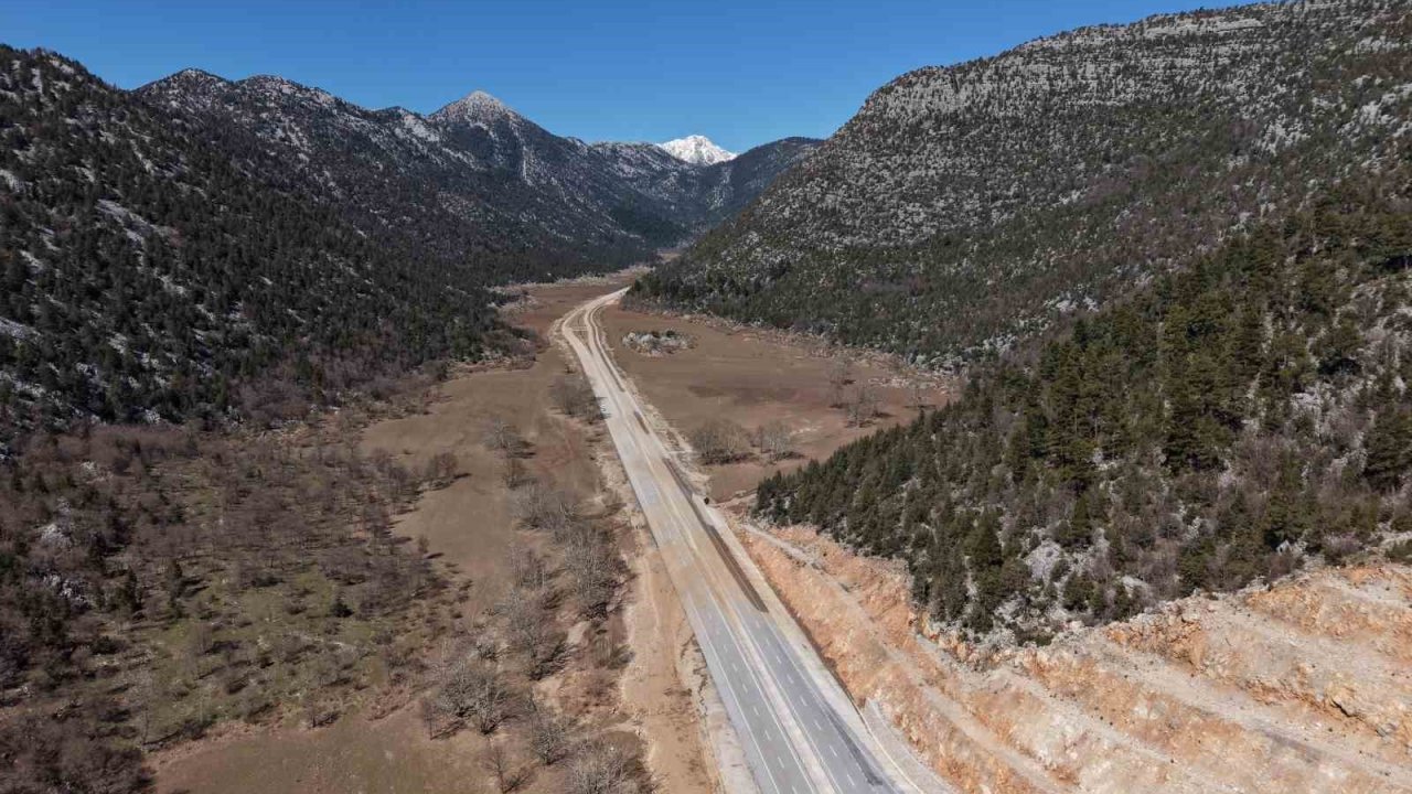 Sular çekildikten sonra yeniden ulaşıma açılan Antalya-Konya kara yolu havadan görüntülendi