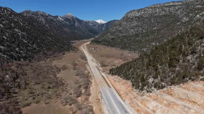 Sular çekildikten sonra yeniden ulaşıma açılan Antalya-Konya kara yolu havadan görüntülendi