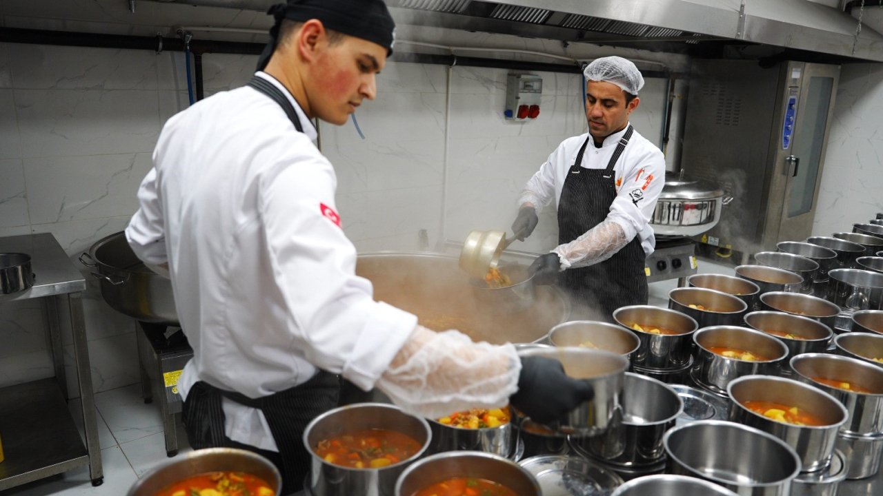 Sultanbeyli’de Ramazan dayanışması: İyilik mutfağı kapı kapı hizmet veriyor