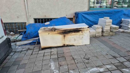 Sultangazi’de çıkan yangında zabıta ekibinin anonsu binayı boşalttı