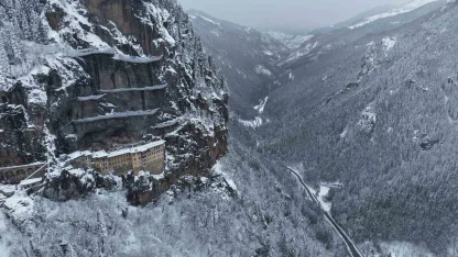 Sümela Manastırı beyaza, Altındere Vadisi sessizliğe büründü