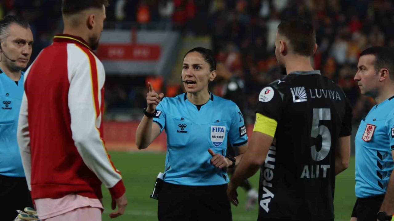 Süper Lig’de 22 yıl sonra kadın hakem düdük çaldı