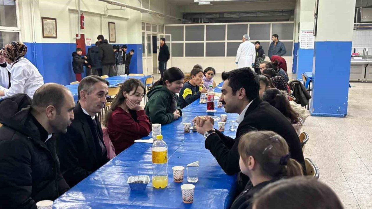 Susuz Kaymakamı Tutal, öğrencilerle iftarda buluştu