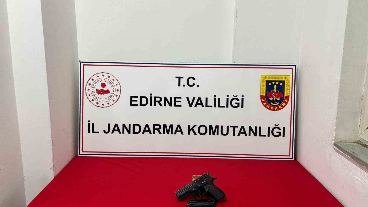 Tabancayla ateş ederken arkadaşını yaraladı