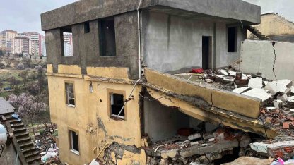 Tahliye edilen bina yağışlara dayanamayarak çöktü