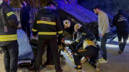 Takla atan otomobilde 2 kişi yaralandı, diğer sürücü kaçtı