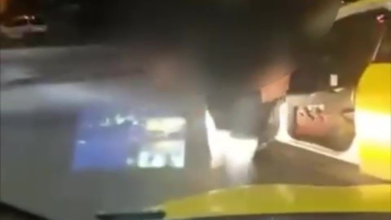 Taksici, meslektaşının önünü kesip tehdit etti