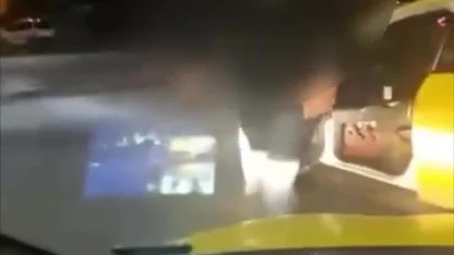 Taksici, meslektaşının önünü kesip tehdit etti